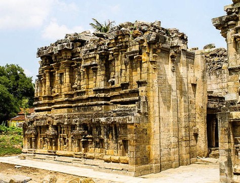 800px-_Ruined_beauty_of_Airavatesvara_Temple_
