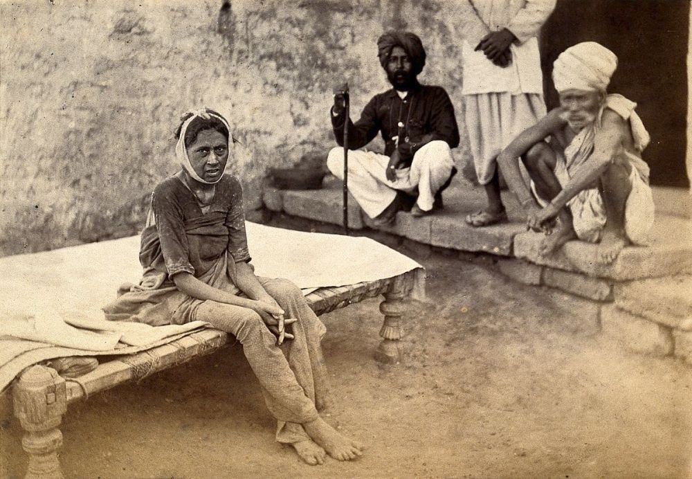 1200px-Female_patient_with_bubonic_plague_in_Karachi,_India._Photog_Wellcome_V0029288